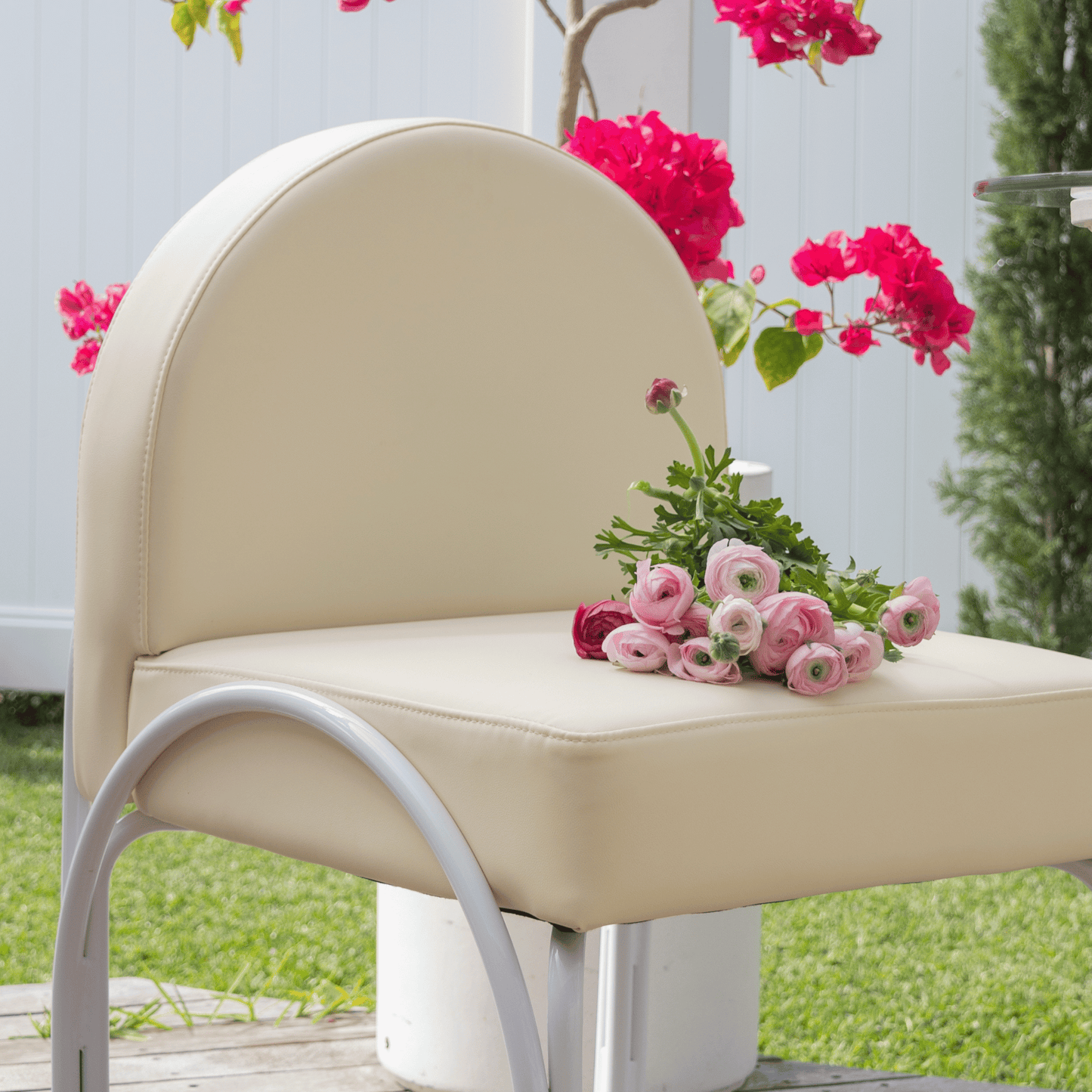 La Arch outdoor dining chair in vanilla