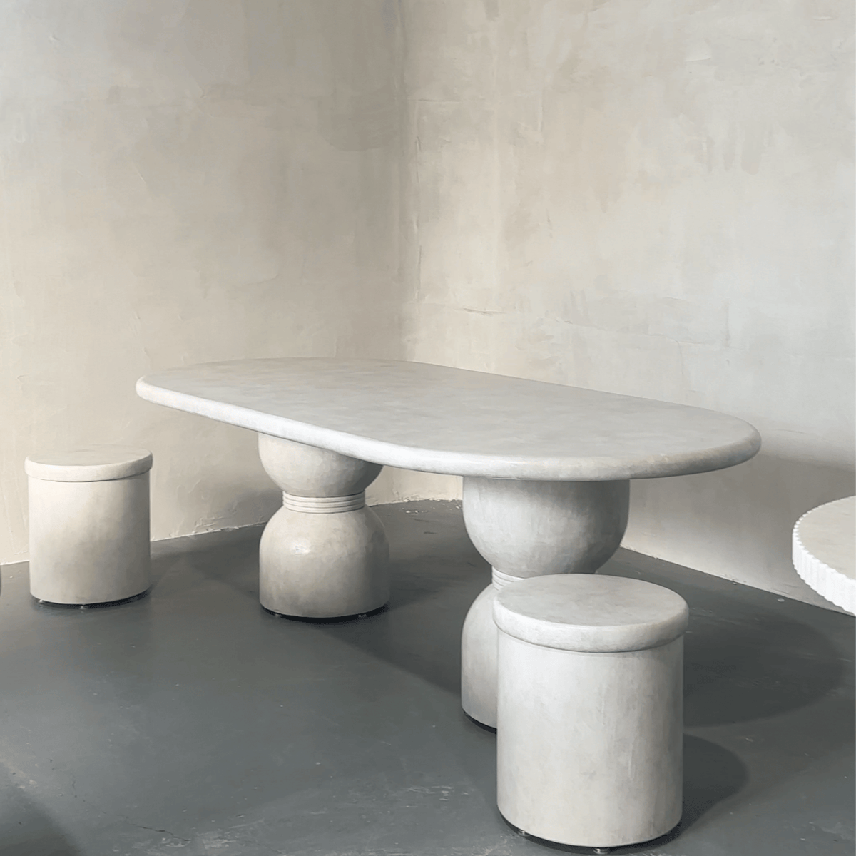 Oxley dining table & stools in Bone Stonewash