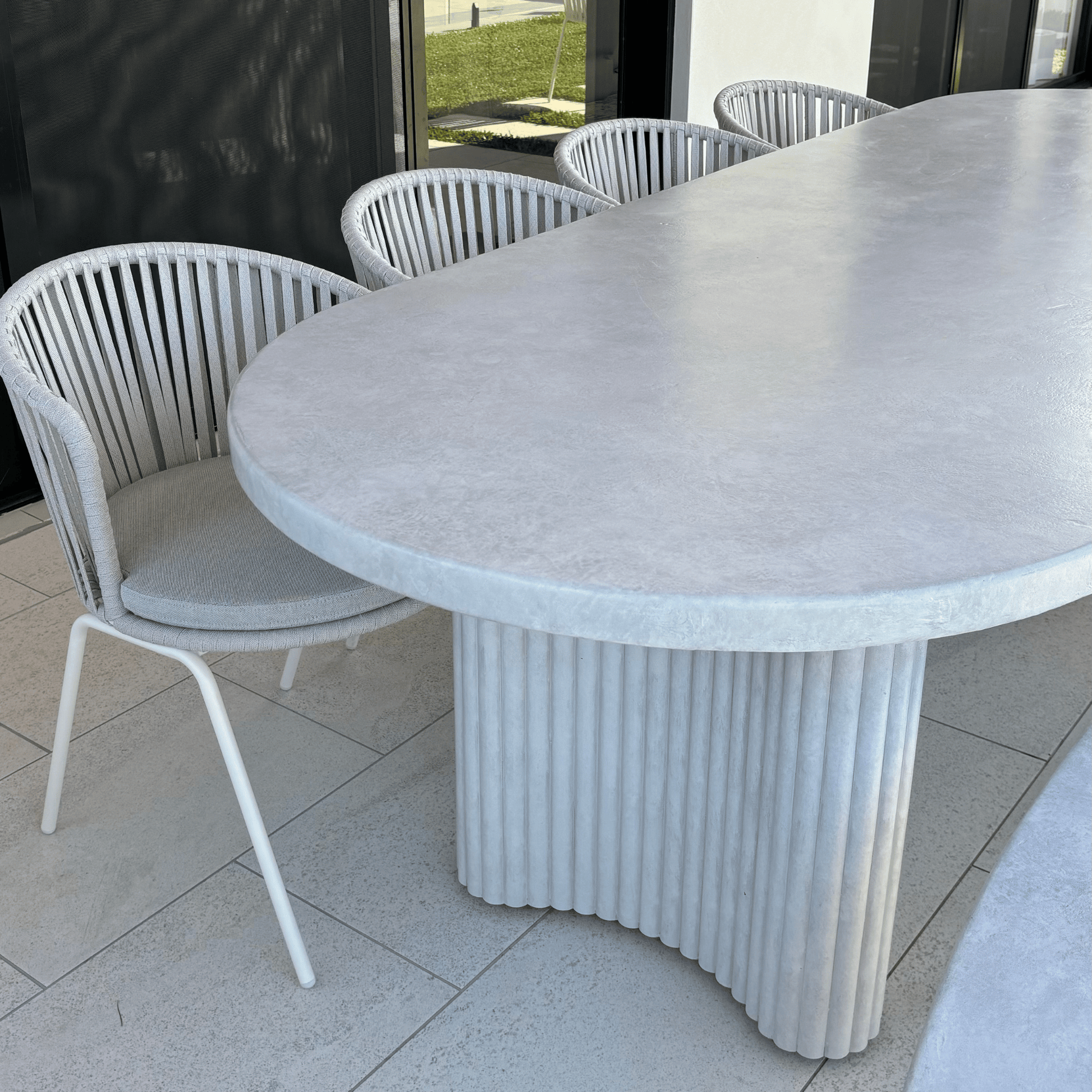 light stonewash fluted jellybean
oval dining table