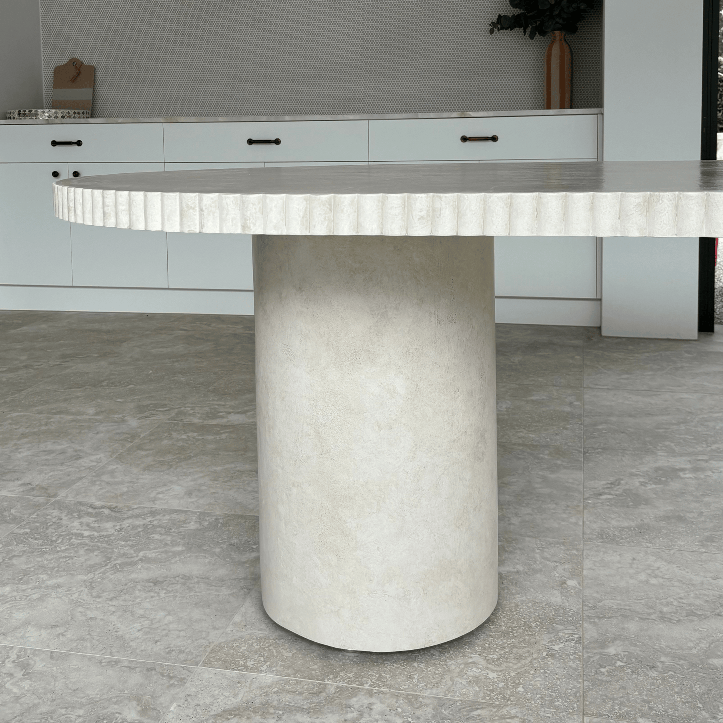 ribbed edge smooth pillar dining