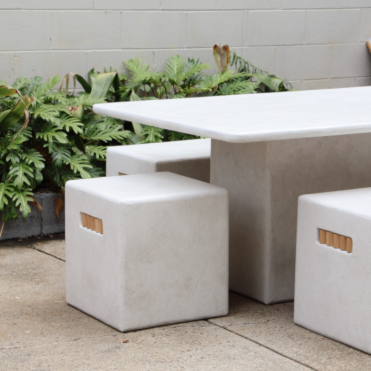 Bloc dining set in Bone stonewash