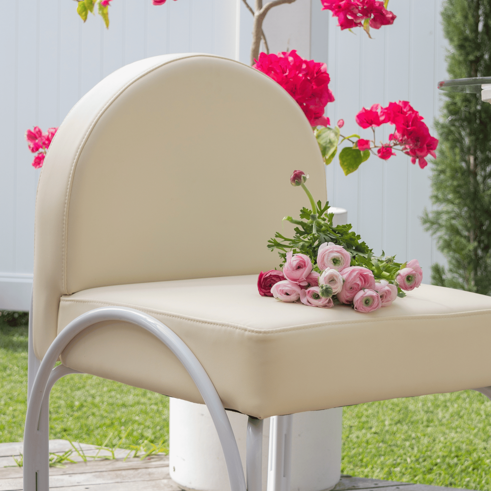 La Arch outdoor dining chair in vanilla