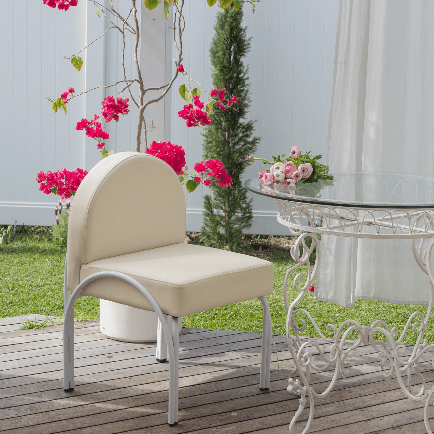 La Arch outdoor dining chair in vanilla